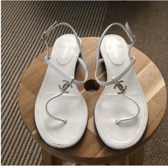 CHANEL Shoes - CHANEL AUTHENTIC THONG LAMSKIN WHITE SANDALS SILVER METAL SIZE 38.5-8.5C W/BOX
